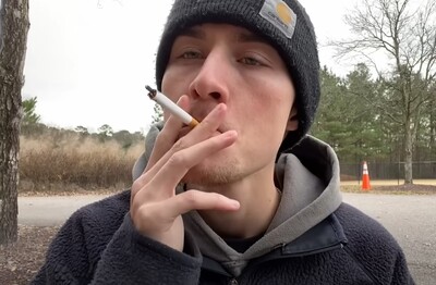 Лечение зависимости от табакокурения в Большом Камне Мужчина с сигаретой делает затяжку