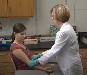 Лечение зависимости от аптечных препаратов в Большом Камне Врач делает инъекцию пациентке