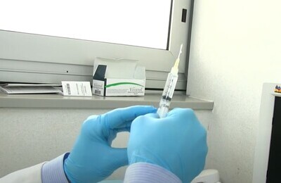 Проведение кодирования Вивитролом в Большом Камне Шприц с Вивитролом в руках у врача